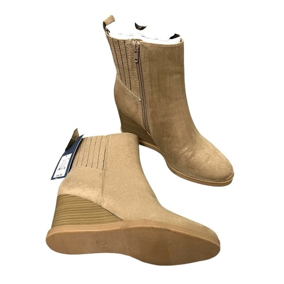 NWT Universal Thread Taupe Wedge Boots - Size 6 - Picture 1 of 14